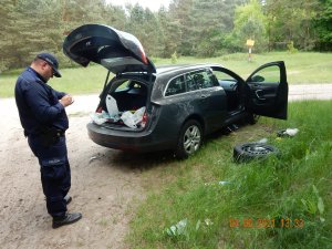 Policjant dzielnicowy wraz zez Strażnikiem Leśnym podczas podjętych czynności względem osób, które wjechały na teren  poligonu.