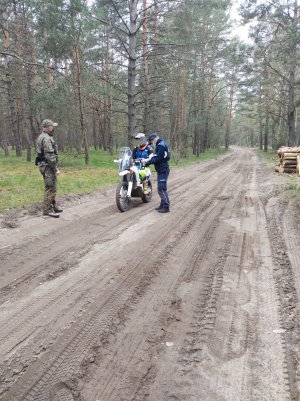 Policjant dzielnicowy wraz zez Strażnikiem Leśnym podczas podjętych czynności względem osób, które wjechały na teren  poligonu.