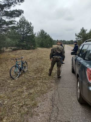 Policjant dzielnicowy wraz zez Strażnikiem Leśnym podczas podjętych czynności względem osób, które wjechały na teren  poligonu.