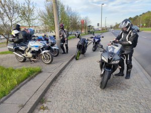 Policjant kontroluje motocyklistów