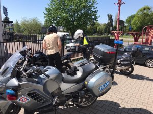 Policjant kontroluje motocyklistów