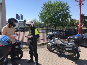 Policjant kontroluje motocyklistów