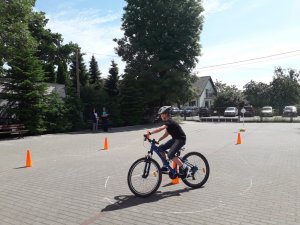 Dziecko na rowerze  podczas egzaminu na  kartę rowerową.