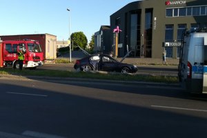 zdjęcia z miejsca zdarzenia na ul. Polnej. Na zdjęciach widoczni policjanci, radiowozy służb oraz rozbite auto ford mondeo.