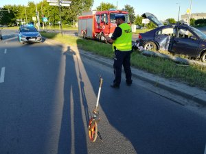 zdjęcia z miejsca zdarzenia na ul. Polnej. Na zdjęciach widoczni policjanci, radiowozy służb oraz rozbite auto ford mondeo.