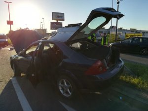 zdjęcia z miejsca zdarzenia na ul. Polnej. Na zdjęciach widoczni policjanci, radiowozy służb oraz rozbite auto ford mondeo.