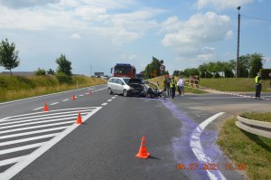 Zdjęcie z miejsca wypadku w miejscowości Wola gmina Czernikowo. Na miejscu widoczne pracujące służby ratunkowe i policja, oraz pojazdy uczestniczące w zdarzeniu czyli opel zafira i przewrócony przy nim motocykl harley davidson.