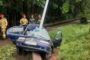 zdjęcia z miejsca zdarzenia drogowego.  Z niszczone auto  marki Rower , które uderzyło w słup  oświetleniowy.