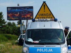 Zdjęcie poglądowe- radiowóz z napisem policja i galeryjką wypadek.