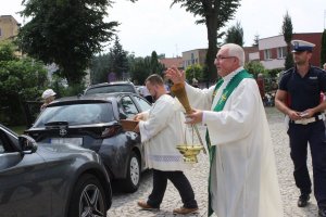 Zdjęcia P=po mszy świętej,   o godz.12 :00 przy  Parafii św. Antoniego na toruńskich Wrzosach. W akcję z kapelanem policjantów i mundurowymi włączył się również Ksiądz Proboszcz tamtejszej  parafii ,  ks. kan. Wojciech Miszewski, który poświęcił pojazdy wszystkim chętnym kierowcom. Podczas święcenia kierowcy otrzymywali z rąk policjantów obrazki z wizerunkiem św. Krzysztofa,  pamiątkowe breloczki i obrazki oraz dekalog bezpiecznego kierowcy z wizerunkiem patrona kierowców.  Podczas święcenia nie zabrakło kierujących jednośladami, którzy dodatkowo mogli  liczyć na opaski odblaskowe ufundowane m. in. przez Radio Gra i  Mundurowy Klub Motorowy  RP.  Wszyscy uczestnicy akcji,  w tym księża zachęcali do bezpiecznej i odpowiedzialnej jazdy, apelując jednocześnie  o rozwagę i odpowiedzialność na drodze.