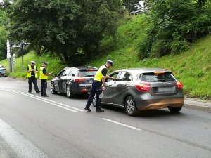 kontrola drogowa, stojące pojazdy, mundurowi sprawdzają trzeźwość