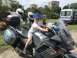 Dzieci siedzą na motocyklach policyjnych