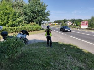 policjanci przy drodze prowadzący akcję prędkości