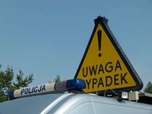 zdjęcie poglądowe- zdjęcie radiowozu Ogniwa Wypadkowego WRD- otwarty znak na pojeździe - uwaga wypadek