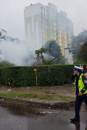 Zdjęcia z miejsca zdarzenia (wybuchu) przy ul. Wybickiego. Na zdjęciu pracujące służby . Strażacy i policjanci.