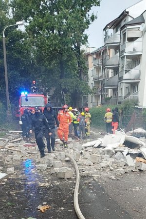 Zdjęcia z miejsca zdarzenia (wybuchu) przy ul. Wybickiego. Na zdjęciu pracujące służby . Strażacy i policjanci.