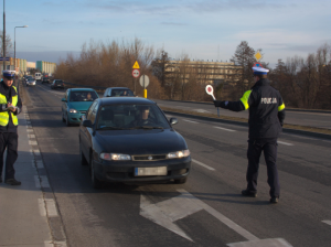 Zdjęcie poglądowe - policjanci zatrzymujący pojazd do kontroli