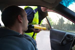 zdjęcie ;poglądowe - policjanci podczas badania trzeźwości kierowcy