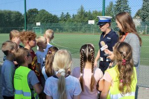 Zmniejszenie ilości zdarzeń drogowych, w szczególności z udziałem dzieci to cel akcja “Bezpieczna droga do szkoły”. Przedsięwzięcie  będzie kontynuowane przez cały rok szkolny poprzez patrole pełnione przy szkołach oraz spotkania  edukacyjne z dziećmi i młodzieżą  przez  policjantów służb prewencji oraz  Wydziału Ruchu Drogowego.  Podczas ponad tygodniowej akcji policjanci rozdali kilkaset różnego rodzaju elementów odblaskowych ufundowanych przez  Urząd Miasta Torunia, Starostwo Powiatowe, Wojewódzki Ośrodek Ruchu Drogowego, Mundurowy Klub Motorowy II RP oraz  patrona medialnego czyli  Radio Gra.