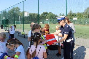 Zmniejszenie ilości zdarzeń drogowych, w szczególności z udziałem dzieci to cel akcja “Bezpieczna droga do szkoły”. Przedsięwzięcie  będzie kontynuowane przez cały rok szkolny poprzez patrole pełnione przy szkołach oraz spotkania  edukacyjne z dziećmi i młodzieżą  przez  policjantów służb prewencji oraz  Wydziału Ruchu Drogowego.  Podczas ponad tygodniowej akcji policjanci rozdali kilkaset różnego rodzaju elementów odblaskowych ufundowanych przez  Urząd Miasta Torunia, Starostwo Powiatowe, Wojewódzki Ośrodek Ruchu Drogowego, Mundurowy Klub Motorowy II RP oraz  patrona medialnego czyli  Radio Gra.