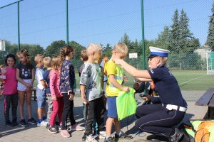 Zmniejszenie ilości zdarzeń drogowych, w szczególności z udziałem dzieci to cel akcja “Bezpieczna droga do szkoły”. Przedsięwzięcie  będzie kontynuowane przez cały rok szkolny poprzez patrole pełnione przy szkołach oraz spotkania  edukacyjne z dziećmi i młodzieżą  przez  policjantów służb prewencji oraz  Wydziału Ruchu Drogowego.  Podczas ponad tygodniowej akcji policjanci rozdali kilkaset różnego rodzaju elementów odblaskowych ufundowanych przez  Urząd Miasta Torunia, Starostwo Powiatowe, Wojewódzki Ośrodek Ruchu Drogowego, Mundurowy Klub Motorowy II RP oraz  patrona medialnego czyli  Radio Gra.