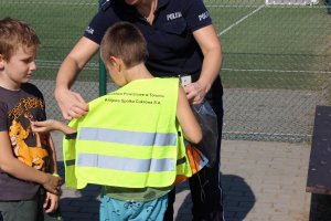 Zmniejszenie ilości zdarzeń drogowych, w szczególności z udziałem dzieci to cel akcja “Bezpieczna droga do szkoły”. Przedsięwzięcie  będzie kontynuowane przez cały rok szkolny poprzez patrole pełnione przy szkołach oraz spotkania  edukacyjne z dziećmi i młodzieżą  przez  policjantów służb prewencji oraz  Wydziału Ruchu Drogowego.  Podczas ponad tygodniowej akcji policjanci rozdali kilkaset różnego rodzaju elementów odblaskowych ufundowanych przez  Urząd Miasta Torunia, Starostwo Powiatowe, Wojewódzki Ośrodek Ruchu Drogowego, Mundurowy Klub Motorowy II RP oraz  patrona medialnego czyli  Radio Gra.