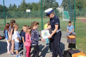 Zmniejszenie ilości zdarzeń drogowych, w szczególności z udziałem dzieci to cel akcja “Bezpieczna droga do szkoły”. Przedsięwzięcie  będzie kontynuowane przez cały rok szkolny poprzez patrole pełnione przy szkołach oraz spotkania  edukacyjne z dziećmi i młodzieżą  przez  policjantów służb prewencji oraz  Wydziału Ruchu Drogowego.  Podczas ponad tygodniowej akcji policjanci rozdali kilkaset różnego rodzaju elementów odblaskowych ufundowanych przez  Urząd Miasta Torunia, Starostwo Powiatowe, Wojewódzki Ośrodek Ruchu Drogowego, Mundurowy Klub Motorowy II RP oraz  patrona medialnego czyli  Radio Gra.