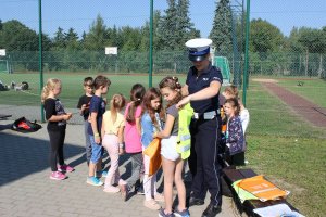 Zmniejszenie ilości zdarzeń drogowych, w szczególności z udziałem dzieci to cel akcja “Bezpieczna droga do szkoły”. Przedsięwzięcie  będzie kontynuowane przez cały rok szkolny poprzez patrole pełnione przy szkołach oraz spotkania  edukacyjne z dziećmi i młodzieżą  przez  policjantów służb prewencji oraz  Wydziału Ruchu Drogowego.  Podczas ponad tygodniowej akcji policjanci rozdali kilkaset różnego rodzaju elementów odblaskowych ufundowanych przez  Urząd Miasta Torunia, Starostwo Powiatowe, Wojewódzki Ośrodek Ruchu Drogowego, Mundurowy Klub Motorowy II RP oraz  patrona medialnego czyli  Radio Gra.