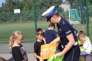 Zmniejszenie ilości zdarzeń drogowych, w szczególności z udziałem dzieci to cel akcja “Bezpieczna droga do szkoły”. Przedsięwzięcie  będzie kontynuowane przez cały rok szkolny poprzez patrole pełnione przy szkołach oraz spotkania  edukacyjne z dziećmi i młodzieżą  przez  policjantów służb prewencji oraz  Wydziału Ruchu Drogowego.  Podczas ponad tygodniowej akcji policjanci rozdali kilkaset różnego rodzaju elementów odblaskowych ufundowanych przez  Urząd Miasta Torunia, Starostwo Powiatowe, Wojewódzki Ośrodek Ruchu Drogowego, Mundurowy Klub Motorowy II RP oraz  patrona medialnego czyli  Radio Gra.