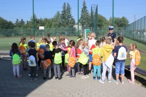 Zmniejszenie ilości zdarzeń drogowych, w szczególności z udziałem dzieci to cel akcja “Bezpieczna droga do szkoły”. Przedsięwzięcie  będzie kontynuowane przez cały rok szkolny poprzez patrole pełnione przy szkołach oraz spotkania  edukacyjne z dziećmi i młodzieżą  przez  policjantów służb prewencji oraz  Wydziału Ruchu Drogowego.  Podczas ponad tygodniowej akcji policjanci rozdali kilkaset różnego rodzaju elementów odblaskowych ufundowanych przez  Urząd Miasta Torunia, Starostwo Powiatowe, Wojewódzki Ośrodek Ruchu Drogowego, Mundurowy Klub Motorowy II RP oraz  patrona medialnego czyli  Radio Gra.