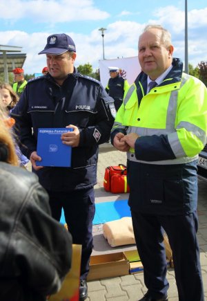 policjant w mundurze stoi obok mężczyzny