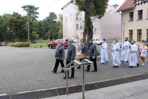 Obecność podczas mszy o godzinie 18:00 u Toruńskich Michaelitów,  Komendanta Miejskiej Policji w Toruniu,  komendantów komisariatów, policjantów i pracowników jednostek podległych tego dnia na uroczystej mszy z udziałem Przełożonego Generalnego Zgromadzenia         Św. Michała Archanioła Księdza Dariusza Wilka nie była przypadkowa. Święto to od kilku lat jest już  tradycją i stałym wydarzeniem  obchodzonych przez mundurowych  uroczystości. Msza była szczególnym wydarzeniem w życiu parafian ponieważ  właśnie 29 września  przypada odpust Ku Czci Św. Michała Archanioła, który jak wiadomo jest także  świętym Patronem  m.in. policjantów i żołnierzy. Dodatkowo w tym roku obchodzony jest  jubileusz stuletniej  posługi Michalitów w Polsce i na całym świecie oraz  50 lat duszpasterskiej posługi zgromadzenia na toruńskich  Rybakach.

Funkcjonariusze zaznaczyli swoją obecność służąc podczas Mszy Świętej bowiem  jedną z jej  intencji była m.in. modlitwa za policjantów, ich rodziny oraz spokojną służbę na rzecz najbardziej potrzebujących. Z okazji przypadających  jubileuszy swoje życzenia przełożonemu Zgromadzenia Michalitów oraz Księdzu Proboszczowi złożył również obecny na uroczystości Pan Prezydent Miasta Torunia Michał Zaleski.