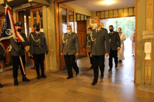 Obecność podczas mszy o godzinie 18:00 u Toruńskich Michaelitów,  Komendanta Miejskiej Policji w Toruniu,  komendantów komisariatów, policjantów i pracowników jednostek podległych tego dnia na uroczystej mszy z udziałem Przełożonego Generalnego Zgromadzenia         Św. Michała Archanioła Księdza Dariusza Wilka nie była przypadkowa. Święto to od kilku lat jest już  tradycją i stałym wydarzeniem  obchodzonych przez mundurowych  uroczystości. Msza była szczególnym wydarzeniem w życiu parafian ponieważ  właśnie 29 września  przypada odpust Ku Czci Św. Michała Archanioła, który jak wiadomo jest także  świętym Patronem  m.in. policjantów i żołnierzy. Dodatkowo w tym roku obchodzony jest  jubileusz stuletniej  posługi Michalitów w Polsce i na całym świecie oraz  50 lat duszpasterskiej posługi zgromadzenia na toruńskich  Rybakach.

Funkcjonariusze zaznaczyli swoją obecność służąc podczas Mszy Świętej bowiem  jedną z jej  intencji była m.in. modlitwa za policjantów, ich rodziny oraz spokojną służbę na rzecz najbardziej potrzebujących. Z okazji przypadających  jubileuszy swoje życzenia przełożonemu Zgromadzenia Michalitów oraz Księdzu Proboszczowi złożył również obecny na uroczystości Pan Prezydent Miasta Torunia Michał Zaleski.