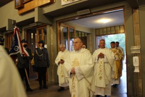 Obecność podczas mszy o godzinie 18:00 u Toruńskich Michaelitów,  Komendanta Miejskiej Policji w Toruniu,  komendantów komisariatów, policjantów i pracowników jednostek podległych tego dnia na uroczystej mszy z udziałem Przełożonego Generalnego Zgromadzenia         Św. Michała Archanioła Księdza Dariusza Wilka nie była przypadkowa. Święto to od kilku lat jest już  tradycją i stałym wydarzeniem  obchodzonych przez mundurowych  uroczystości. Msza była szczególnym wydarzeniem w życiu parafian ponieważ  właśnie 29 września  przypada odpust Ku Czci Św. Michała Archanioła, który jak wiadomo jest także  świętym Patronem  m.in. policjantów i żołnierzy. Dodatkowo w tym roku obchodzony jest  jubileusz stuletniej  posługi Michalitów w Polsce i na całym świecie oraz  50 lat duszpasterskiej posługi zgromadzenia na toruńskich  Rybakach.

Funkcjonariusze zaznaczyli swoją obecność służąc podczas Mszy Świętej bowiem  jedną z jej  intencji była m.in. modlitwa za policjantów, ich rodziny oraz spokojną służbę na rzecz najbardziej potrzebujących. Z okazji przypadających  jubileuszy swoje życzenia przełożonemu Zgromadzenia Michalitów oraz Księdzu Proboszczowi złożył również obecny na uroczystości Pan Prezydent Miasta Torunia Michał Zaleski.