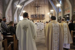 Obecność podczas mszy o godzinie 18:00 u Toruńskich Michaelitów,  Komendanta Miejskiej Policji w Toruniu,  komendantów komisariatów, policjantów i pracowników jednostek podległych tego dnia na uroczystej mszy z udziałem Przełożonego Generalnego Zgromadzenia         Św. Michała Archanioła Księdza Dariusza Wilka nie była przypadkowa. Święto to od kilku lat jest już  tradycją i stałym wydarzeniem  obchodzonych przez mundurowych  uroczystości. Msza była szczególnym wydarzeniem w życiu parafian ponieważ  właśnie 29 września  przypada odpust Ku Czci Św. Michała Archanioła, który jak wiadomo jest także  świętym Patronem  m.in. policjantów i żołnierzy. Dodatkowo w tym roku obchodzony jest  jubileusz stuletniej  posługi Michalitów w Polsce i na całym świecie oraz  50 lat duszpasterskiej posługi zgromadzenia na toruńskich  Rybakach.

Funkcjonariusze zaznaczyli swoją obecność służąc podczas Mszy Świętej bowiem  jedną z jej  intencji była m.in. modlitwa za policjantów, ich rodziny oraz spokojną służbę na rzecz najbardziej potrzebujących. Z okazji przypadających  jubileuszy swoje życzenia przełożonemu Zgromadzenia Michalitów oraz Księdzu Proboszczowi złożył również obecny na uroczystości Pan Prezydent Miasta Torunia Michał Zaleski.