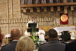 Obecność podczas mszy o godzinie 18:00 u Toruńskich Michaelitów,  Komendanta Miejskiej Policji w Toruniu,  komendantów komisariatów, policjantów i pracowników jednostek podległych tego dnia na uroczystej mszy z udziałem Przełożonego Generalnego Zgromadzenia         Św. Michała Archanioła Księdza Dariusza Wilka nie była przypadkowa. Święto to od kilku lat jest już  tradycją i stałym wydarzeniem  obchodzonych przez mundurowych  uroczystości. Msza była szczególnym wydarzeniem w życiu parafian ponieważ  właśnie 29 września  przypada odpust Ku Czci Św. Michała Archanioła, który jak wiadomo jest także  świętym Patronem  m.in. policjantów i żołnierzy. Dodatkowo w tym roku obchodzony jest  jubileusz stuletniej  posługi Michalitów w Polsce i na całym świecie oraz  50 lat duszpasterskiej posługi zgromadzenia na toruńskich  Rybakach.

Funkcjonariusze zaznaczyli swoją obecność służąc podczas Mszy Świętej bowiem  jedną z jej  intencji była m.in. modlitwa za policjantów, ich rodziny oraz spokojną służbę na rzecz najbardziej potrzebujących. Z okazji przypadających  jubileuszy swoje życzenia przełożonemu Zgromadzenia Michalitów oraz Księdzu Proboszczowi złożył również obecny na uroczystości Pan Prezydent Miasta Torunia Michał Zaleski.