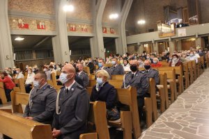 Obecność podczas mszy o godzinie 18:00 u Toruńskich Michaelitów,  Komendanta Miejskiej Policji w Toruniu,  komendantów komisariatów, policjantów i pracowników jednostek podległych tego dnia na uroczystej mszy z udziałem Przełożonego Generalnego Zgromadzenia         Św. Michała Archanioła Księdza Dariusza Wilka nie była przypadkowa. Święto to od kilku lat jest już  tradycją i stałym wydarzeniem  obchodzonych przez mundurowych  uroczystości. Msza była szczególnym wydarzeniem w życiu parafian ponieważ  właśnie 29 września  przypada odpust Ku Czci Św. Michała Archanioła, który jak wiadomo jest także  świętym Patronem  m.in. policjantów i żołnierzy. Dodatkowo w tym roku obchodzony jest  jubileusz stuletniej  posługi Michalitów w Polsce i na całym świecie oraz  50 lat duszpasterskiej posługi zgromadzenia na toruńskich  Rybakach.

Funkcjonariusze zaznaczyli swoją obecność służąc podczas Mszy Świętej bowiem  jedną z jej  intencji była m.in. modlitwa za policjantów, ich rodziny oraz spokojną służbę na rzecz najbardziej potrzebujących. Z okazji przypadających  jubileuszy swoje życzenia przełożonemu Zgromadzenia Michalitów oraz Księdzu Proboszczowi złożył również obecny na uroczystości Pan Prezydent Miasta Torunia Michał Zaleski.