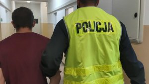 W minioną wtorek kryminalni z Komisariatu Policji Toruń Śródmieście na Chełmińskim Przedmieściu zatrzyma li 39- latka, którego podejrzewali o liczne kradzież i włamania.
Okazało się, że sprawdzenia i praca policjantów potwierdziły się. Policjanci udowodnili mu 52 czynów, że to on stoi za 23 kradzieżami rowerów, kradzieżą kamery z pojazdu oraz  27 włamaniami. Były wśród nich włamania do piwnic,  komórek lokatorskich oraz do pojazdów. Kradł głównie w rejonie Bydgoskiego i Chełmińskiego  Przedmieścia oraz  Wrzosów.