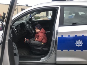 Dziecko ogląda policyjny radiowóz