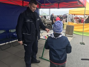 Policjant rozmawia z dzieckiem o bezpieczeństwie