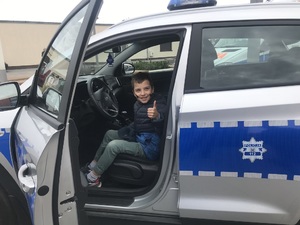 Dziecko ogląda policyjny radiowóz