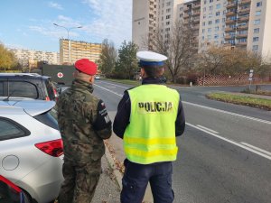 policjant wręcza odblask