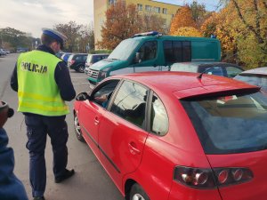 policjant wręcza odblask