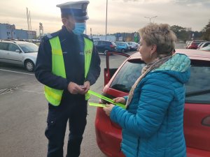 policjant wręcza odblask