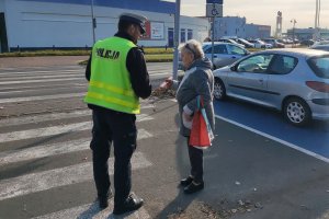 policjant wręcza odblask