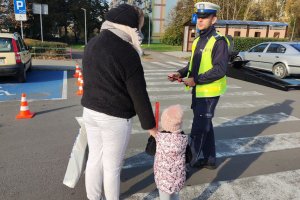 policjant wręcza odblask