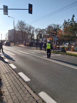 Zdjęcia jak policjanci WRD KMP w Toruniu kierują ruchem przy cmentarzach.