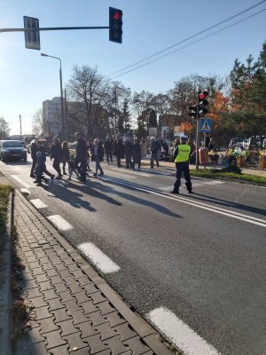 Zdjęcia jak policjanci WRD KMP w Toruniu kierują ruchem przy cmentarzach.