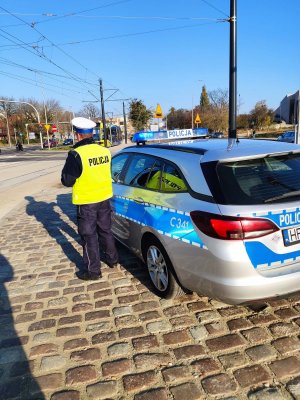 Zdjęcia jak policjanci WRD KMP w Toruniu kierują ruchem przy cmentarzach.