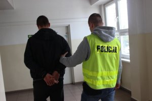 zdjęci poglądowe- policjanci prowadza podejrzanego